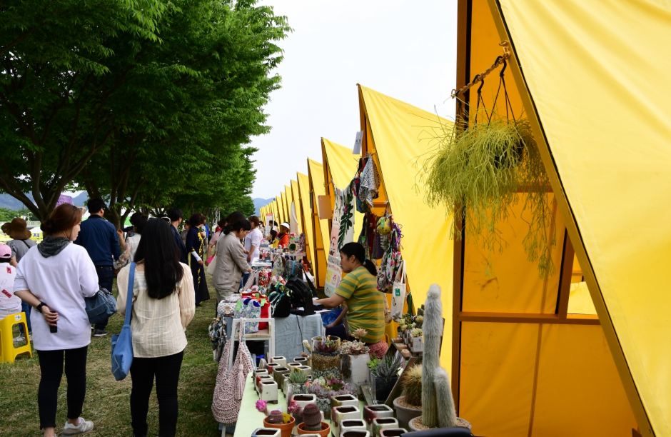 Festival Honggildong de Jangseong (장성 황룡강 홍길동무 꽃길 축제)