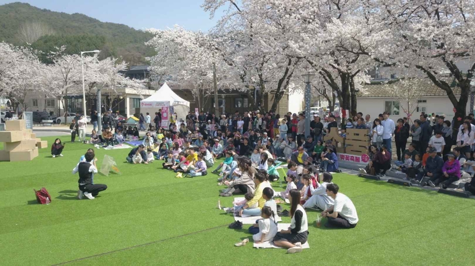 Festival de las Flores de Cerezo del Lago Cheongpung en Jecheon (제천 청풍호 벚꽃축제)