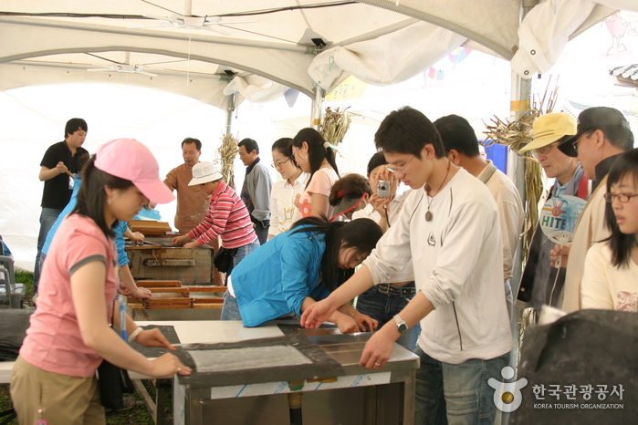 Jeonju Hanji Culture Festival (전주 한지문화축제)