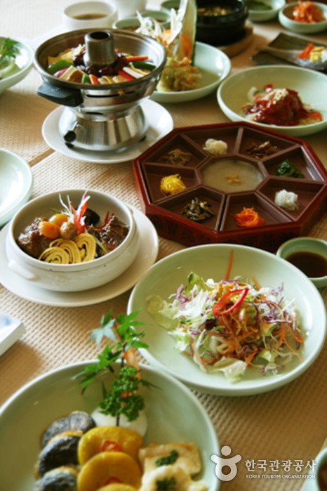 Daeho Hanjeongsik (대호한정식)
