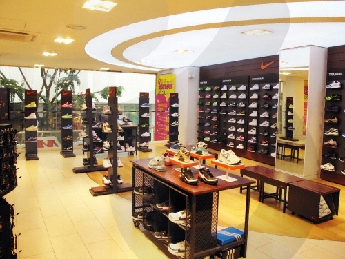 Обувной магазин LesMore на Мёндоне (레스모아 명동점)