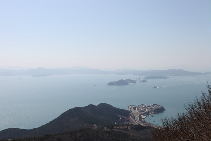 연대봉에서 바라본 거가대교와 천성만