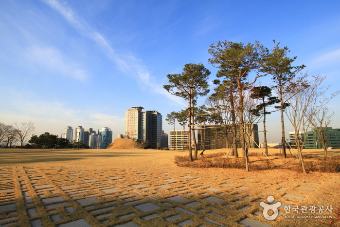 Baekbeom Kim Koo Statue (Baekbeom Plaza) (백범김구선생상(백범 광장))