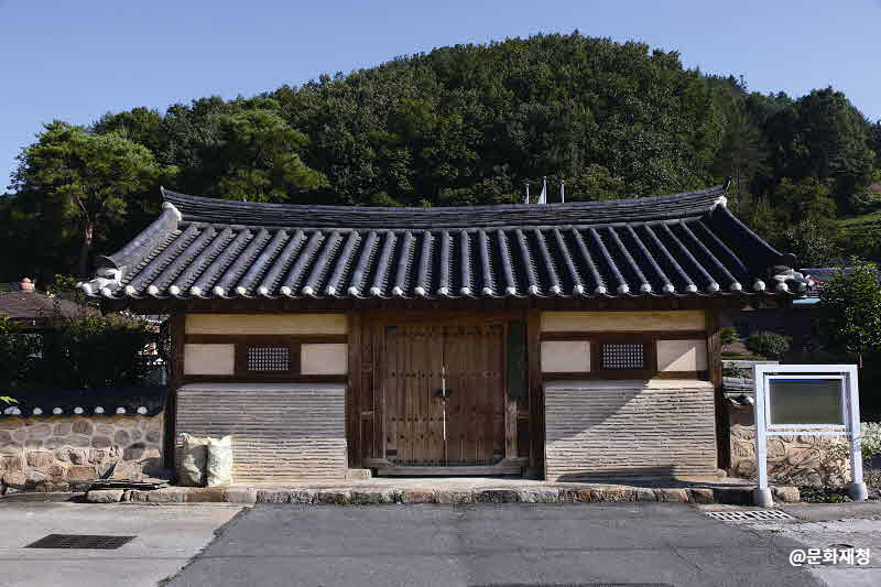 Goesan Historic House of Song Byeong-il (괴산 송병일 고택)