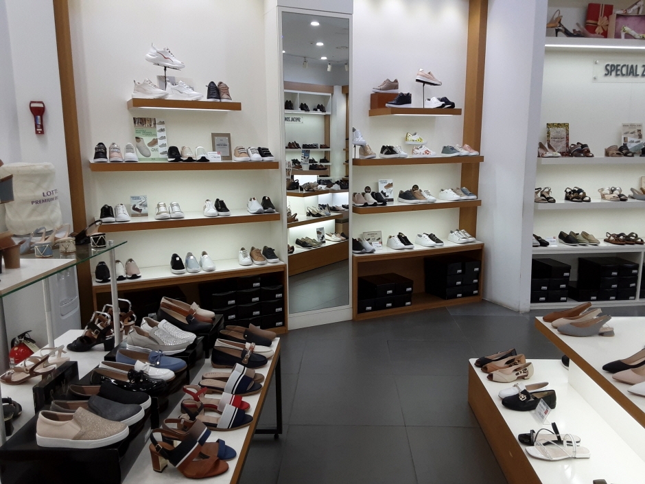 Daks Shoes - Lotte Outlets Gimhae Branch [Tax Refund Shop] (닥스슈즈 롯데아울렛 김해점)