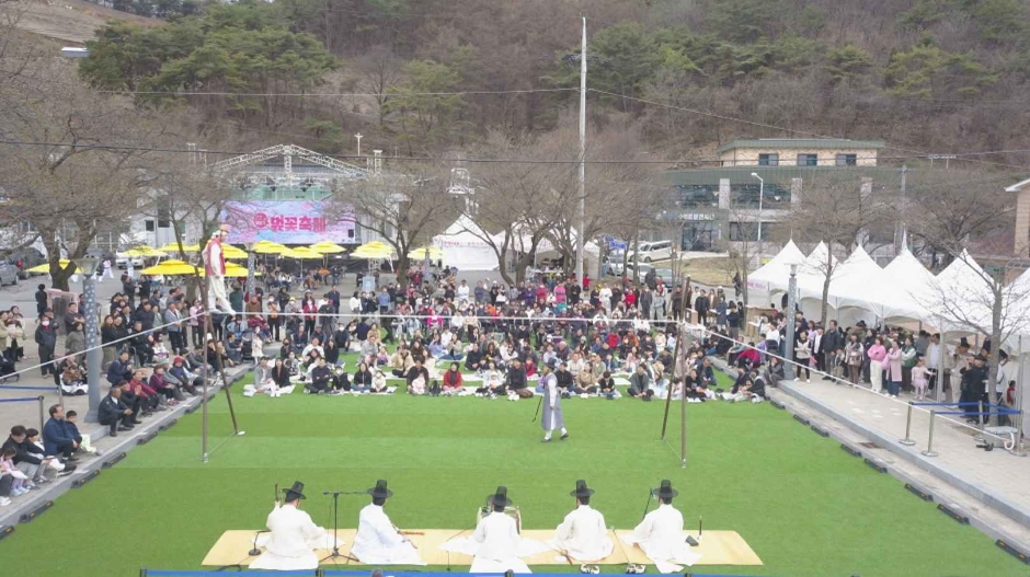 Festival de las Flores de Cerezo del Lago Cheongpung en Jecheon (제천 청풍호 벚꽃축제)