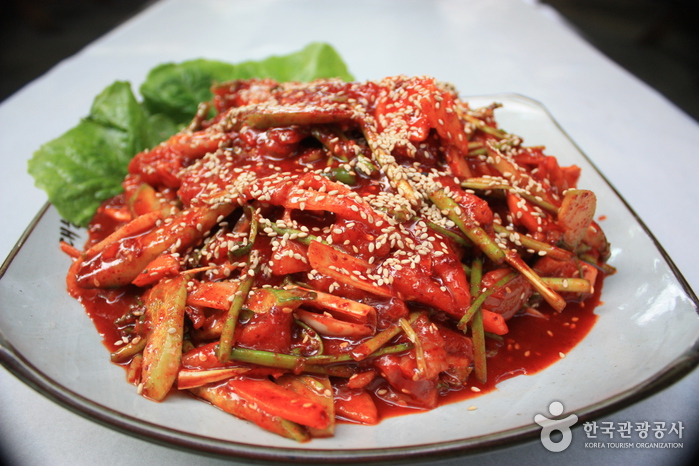 매콤새콤하고 오돌돌 씹는 맛이 그만인 간자미 무침