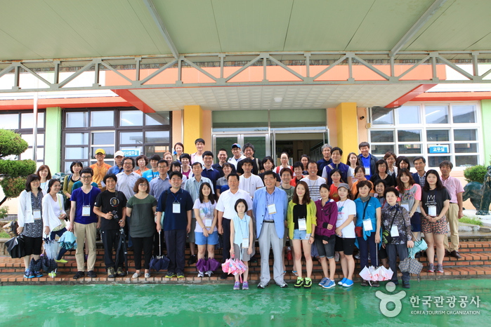 이번 문학기행을 함께 한 이들과 진보초등학교에서 촬영한 단체사진