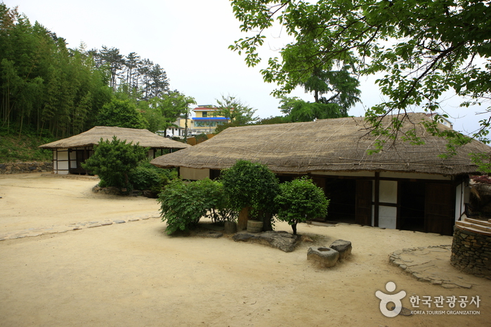 Geburtsstätte von Yeongnang (강진영랑생가)