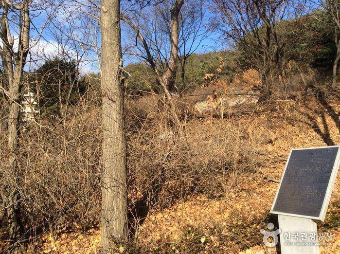 Memorial to the Loyal Dead (호국충혼위령비)