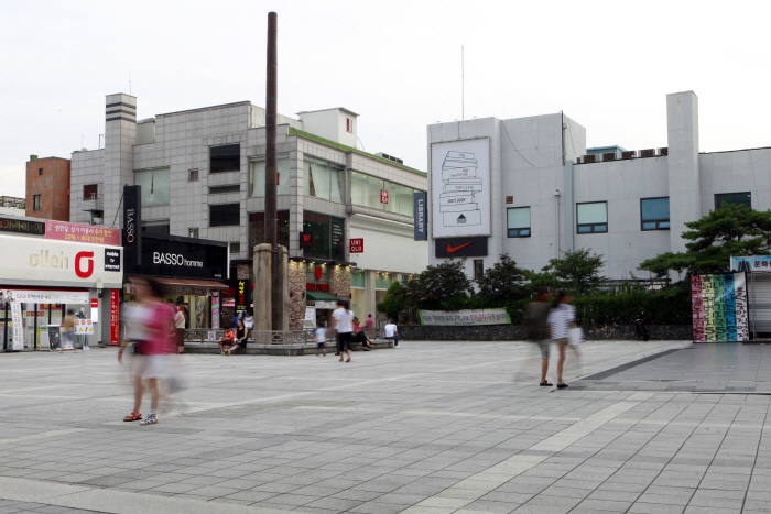 청주 번화가에 위치한 용두사지 철당간