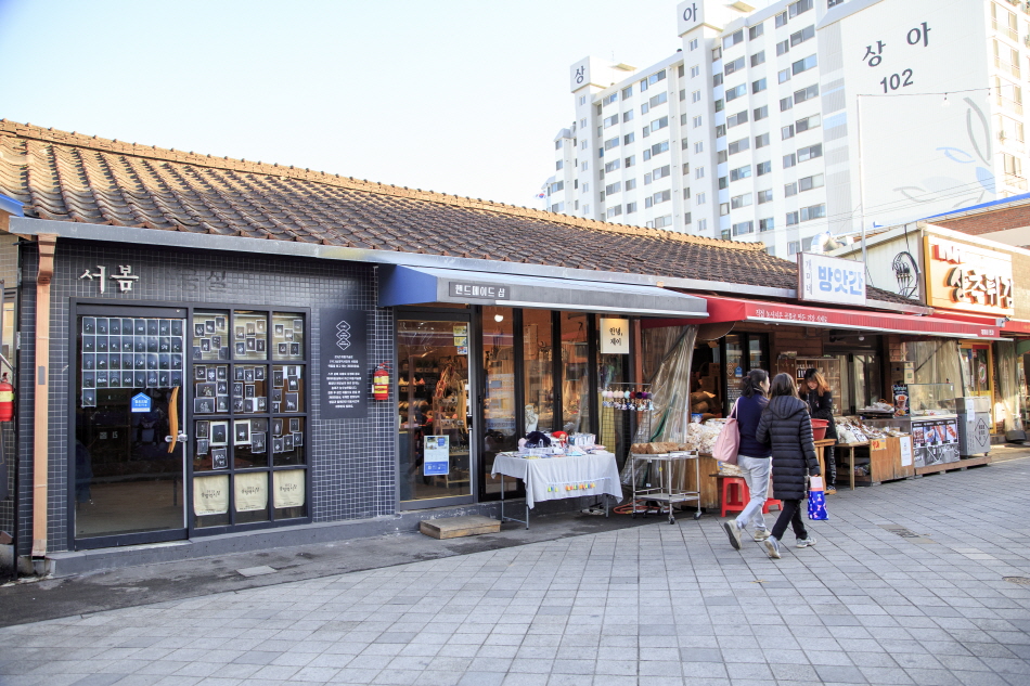 오래된 점포와 젊은 감성이 어우러진 1913송정역시장