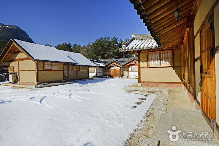 Hwacheon hanok school [Korea Quality] / 화천한옥학교 [한국관광 품질인증]