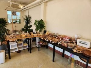 경북_영덕_카카베이커리카페 빵 진열대