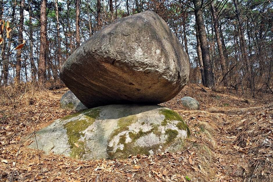 팔봉산 흔들바위