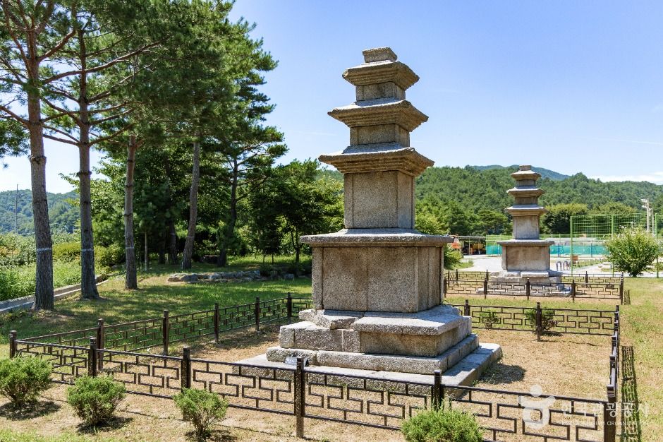 thumbnail-봉화 서동리 동·서 삼층석탑-3