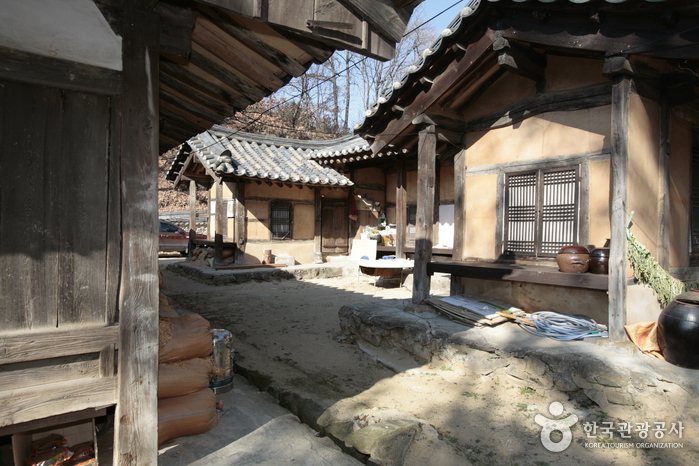 Hyangsan House (향산고택)