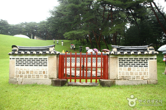 thumbnail-Hongneung and Yureung Royal Tombs [UNESCO World Heritage] (남양주 홍릉(고종과 명성황후)과 유릉(순종과 순명,순정 황후) [유네스코 세계문화유산])-13