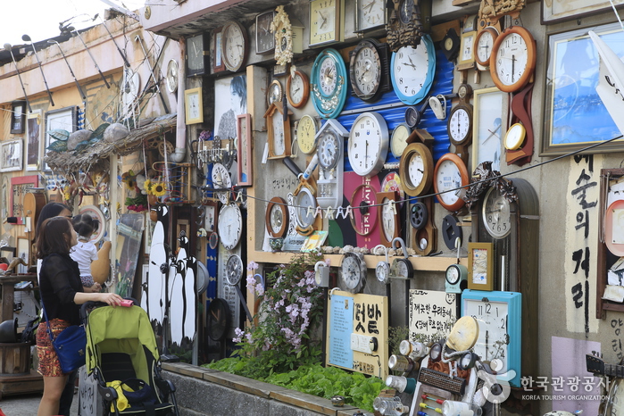 Yangnim-dong Penguin Village Craft Street (양림동 펭귄마을공예거리)
