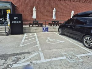 삼천포정서방 장애인&임산부 주차구역