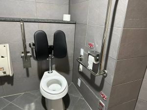 국립세계문자박물관_지하 1층 장애인화장실 내부 2_ 상설전시실 엘리베이터 인근 위치