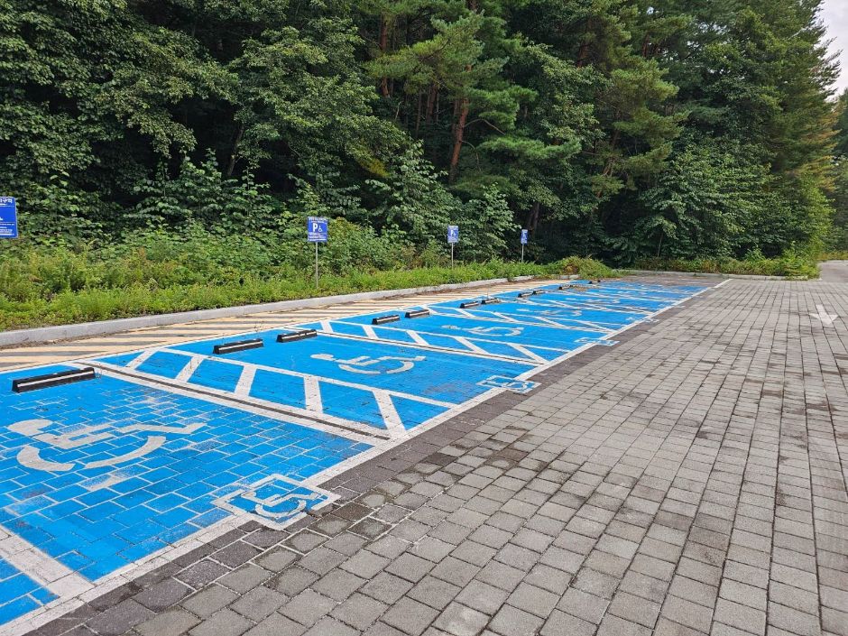 선재길식당_장애인주차장 7면
