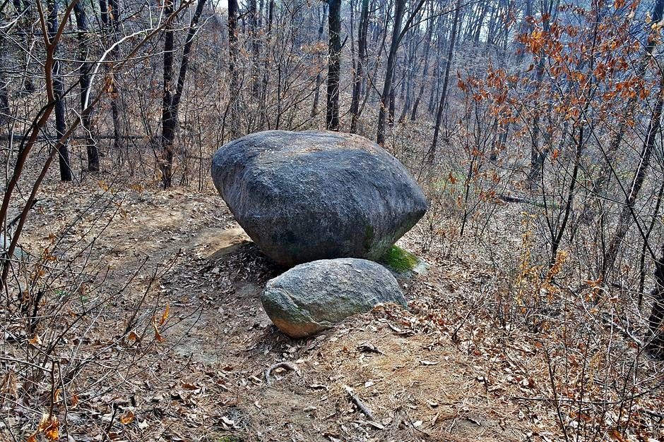 팔봉산 흔들바위