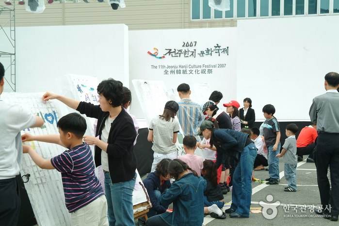Jeonju Hanji Culture Festival (전주 한지문화축제)