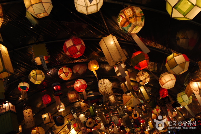 Jinju Namgang Yudeung (Lantern) Festival (진주 남강유등축제)
