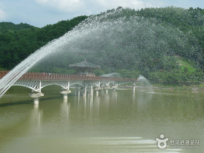 Woryeonggyo Bridge (월영교)