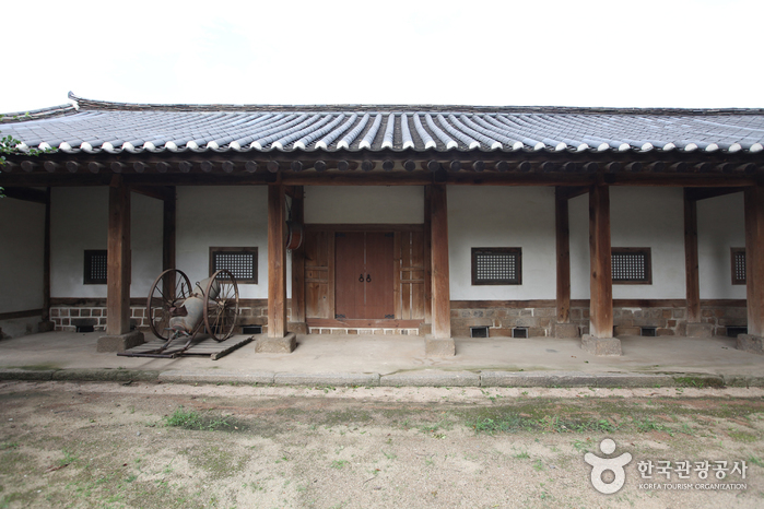 Munmyo Confucian Shrine and Seonggyungwan National Academy (서울 문묘와 성균관)