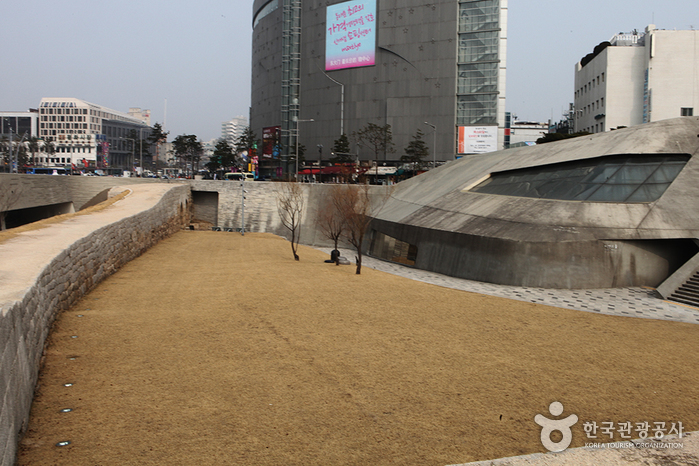 thumbnail-Dongdaemun History & Culture Park (동대문역사문화공원)-7