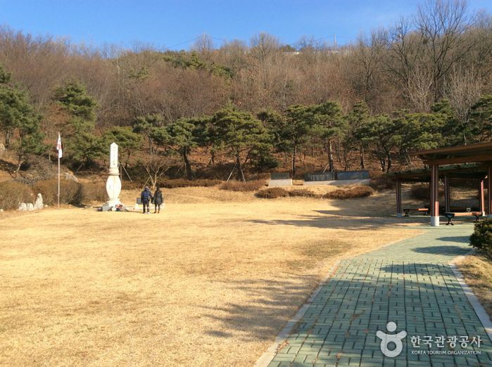 Memorial to the Loyal Dead (호국충혼위령비)