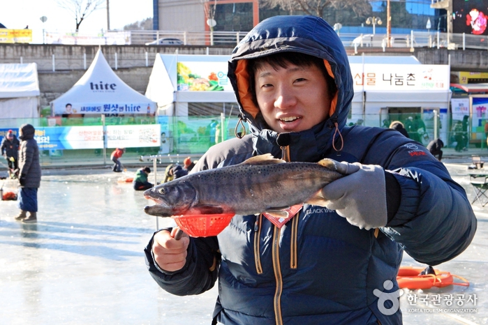 고생 끝에 낚아 올린 산천어