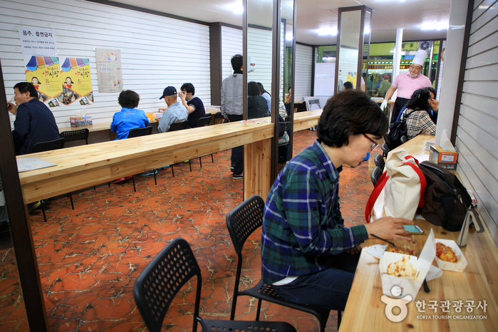 깨끗하고 편안하게 음식을 먹을 수 있는 쉼터