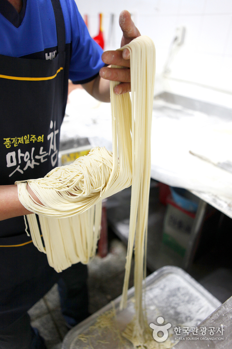 주문과 동시에 기계로 뽑아내는 생면
