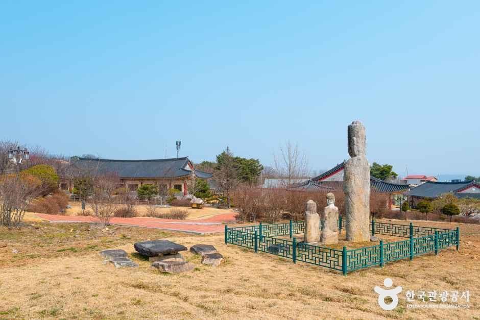 thumbnail-증평 남하리 석조보살입상-8