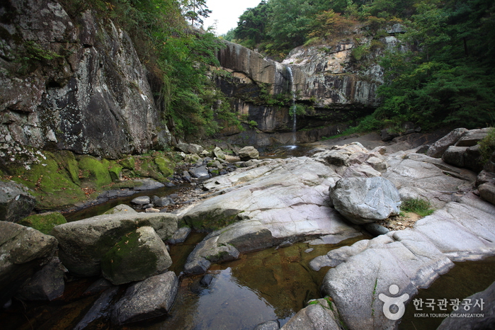 Hwanggyepokpo Falls (황계폭포)