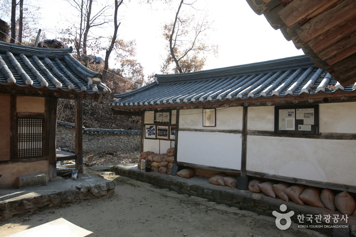 Hyangsan House (향산고택)