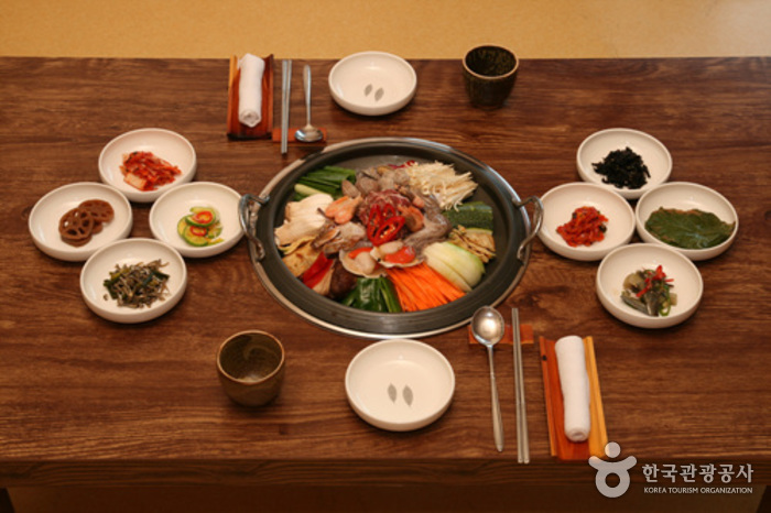 Daeho Hanjeongsik (대호한정식)