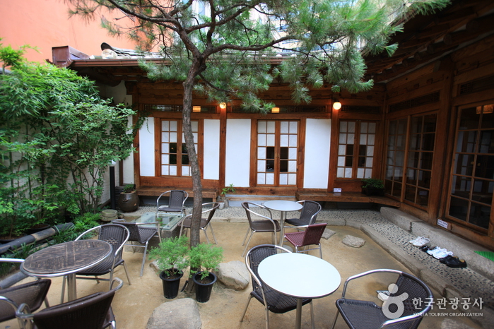 Insadong Chatjip (tea house) (인사동찻집)