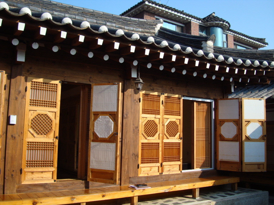 Gahoe Hanok Guest House (가회한옥체험관)