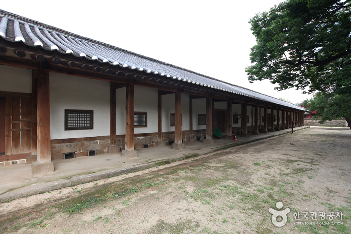 Munmyo Confucian Shrine and Seonggyungwan National Academy (서울 문묘와 성균관)