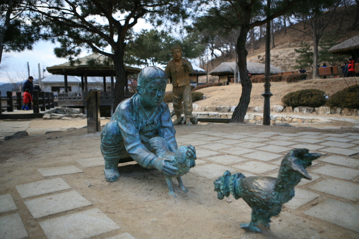 김유정 소설의 내용을 표현한 조형물