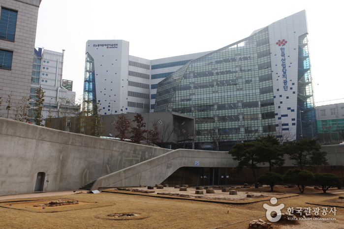 Dongdaemun History & Culture Park (동대문역사문화공원)