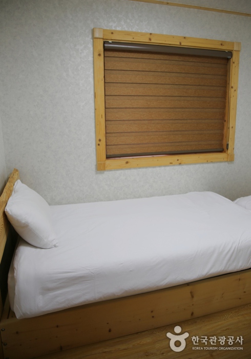 객실 내부도 창틀, 침대 등 대부분 목조로 꾸며져 있다. 
