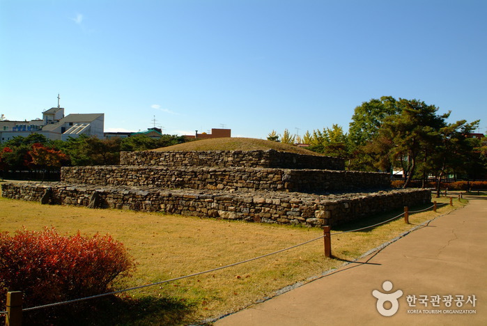 Seoul Seokchon-dong Ancient Tombs (서울 석촌동 고분군)