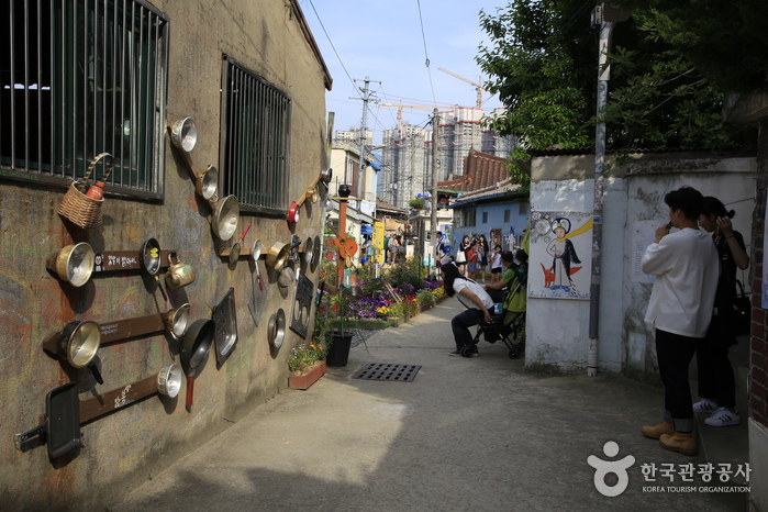 Yangnim-dong Penguin Village Craft Street (양림동 펭귄마을공예거리)