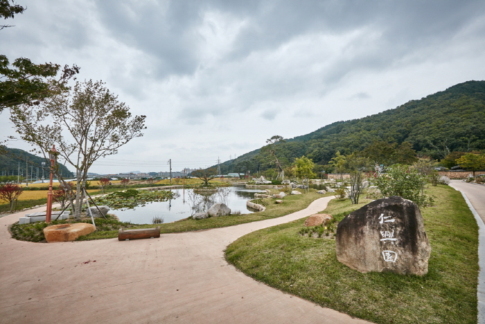 Village of the Nampyeong Mun Clan in Bon-ri (남평문씨본리세거지)