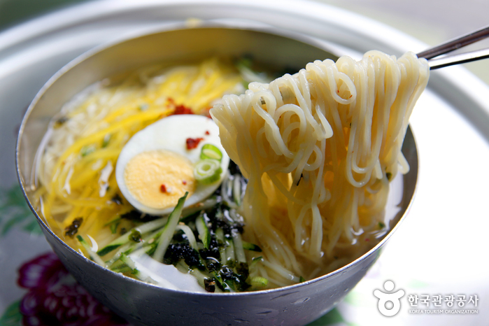 차가운 냉육수에서 더욱 탄력이 붙은 우동